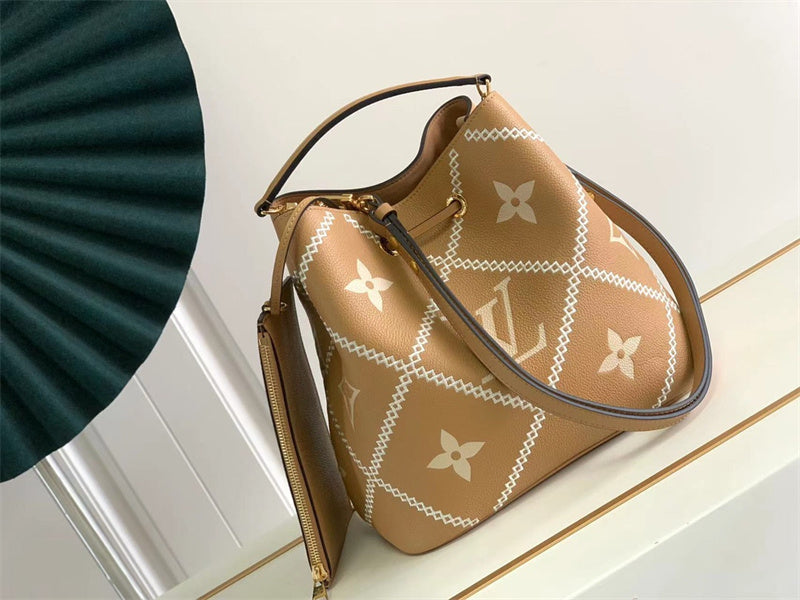  Minimalist handbag carried on shoulder