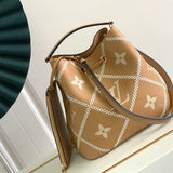  Minimalist handbag carried on shoulder