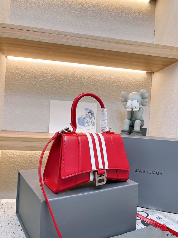 Ziva's Charm handbag – detail view (one versatile size)