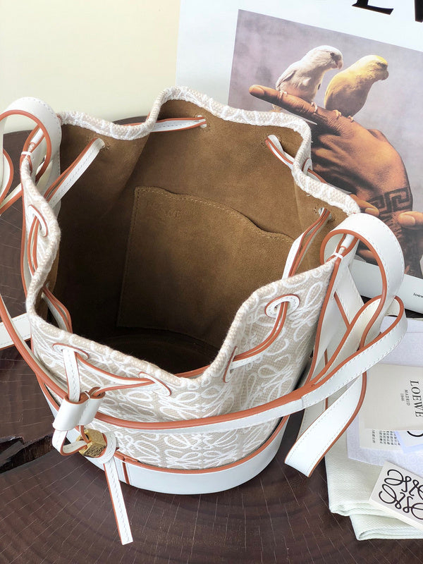 Ziva's Charm handbag – interior view (18cm*25cm*13.5cm)