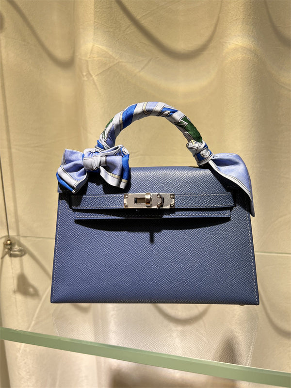  Versatile shoulder bag front view