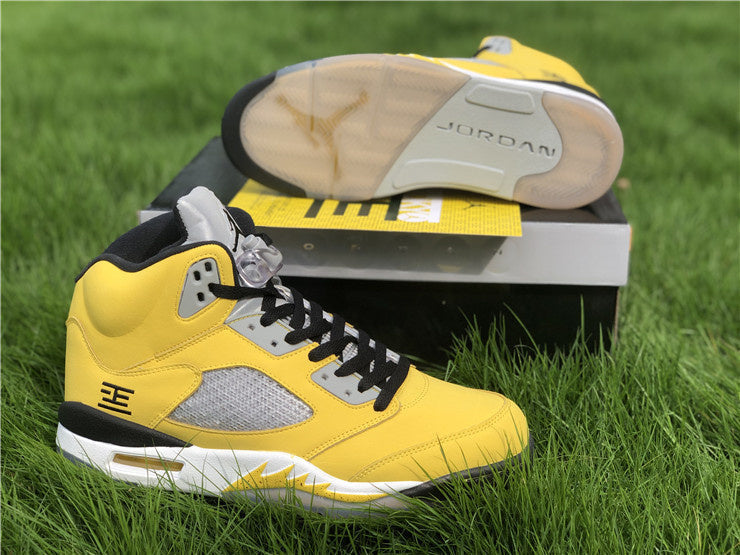Nike Men's & Women's Iconic Street Trainers — Style 107 hardware detail