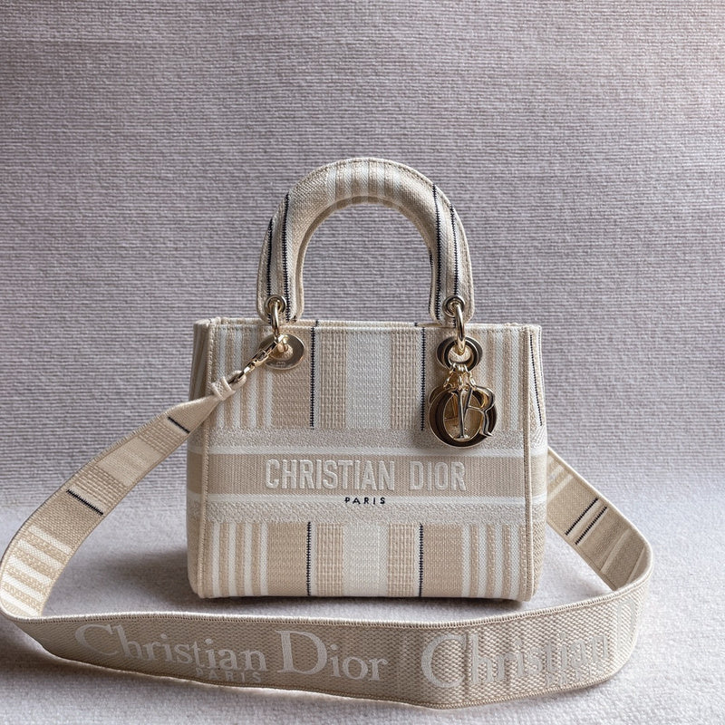 Side profile of polished classic women's handbag – women's luxury accessory
