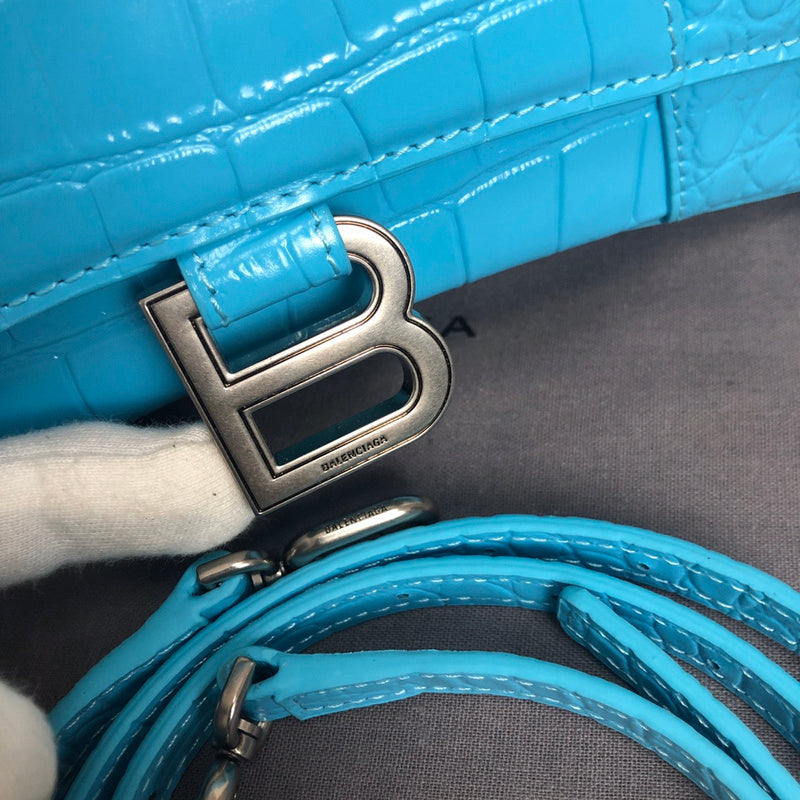 Handle and strap detail of modern structured women's handbag – women's luxury handbag