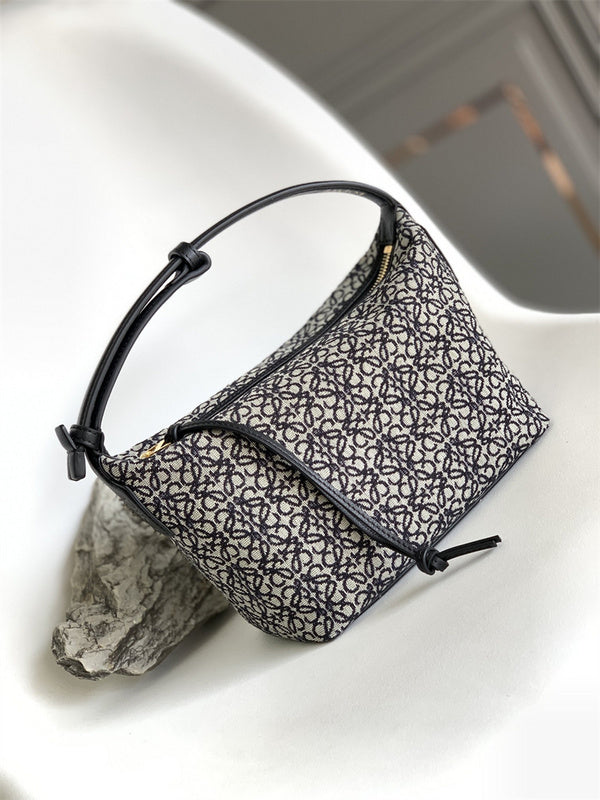 Ziva's Charm handbag – detail view (21cm*17cm*12.5cm)