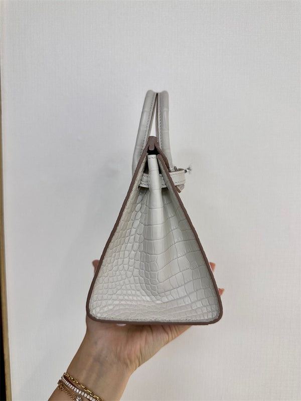  chic shopper bag detail view showing craftsmanship 20