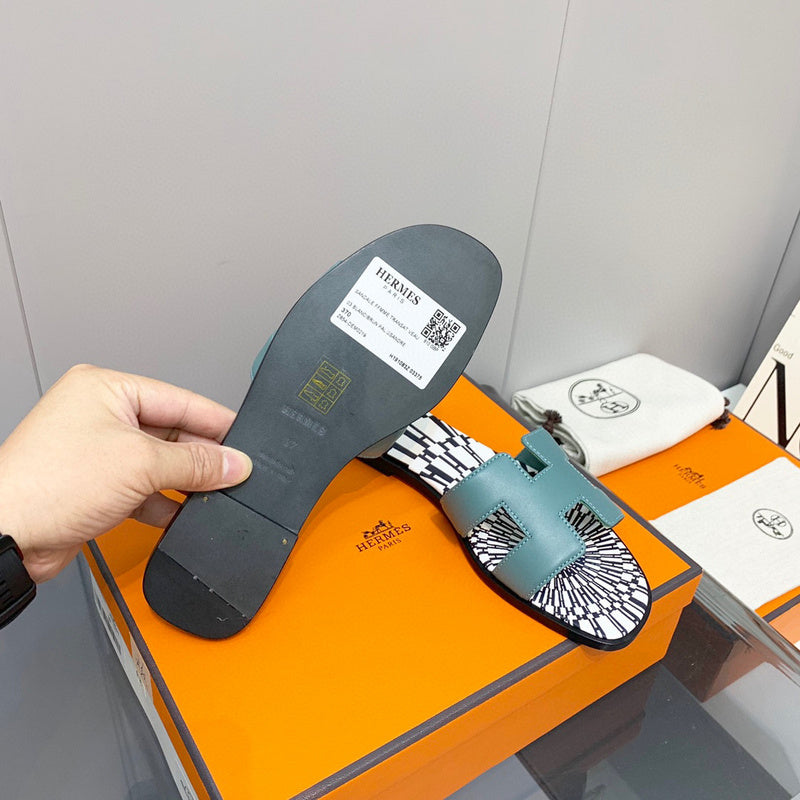 Hermès Chocolate Brown Flat Thong Sandals - Back View