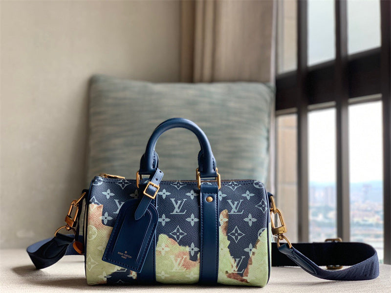  Tailored handbag carried on shoulder