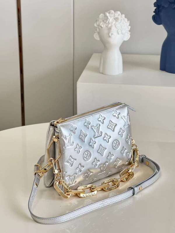 Handle and strap detail of statement refined women's handbag – women's premium purse