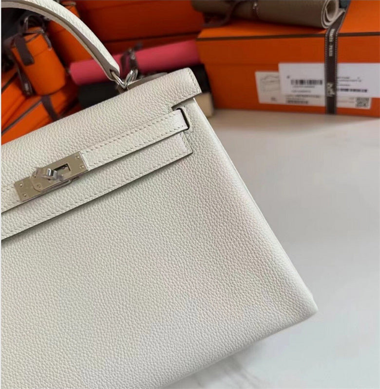  Refined tote bag carried on shoulder 10