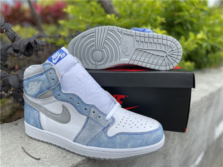 Nike crisp white luxury sneakers view 23 retro runner design