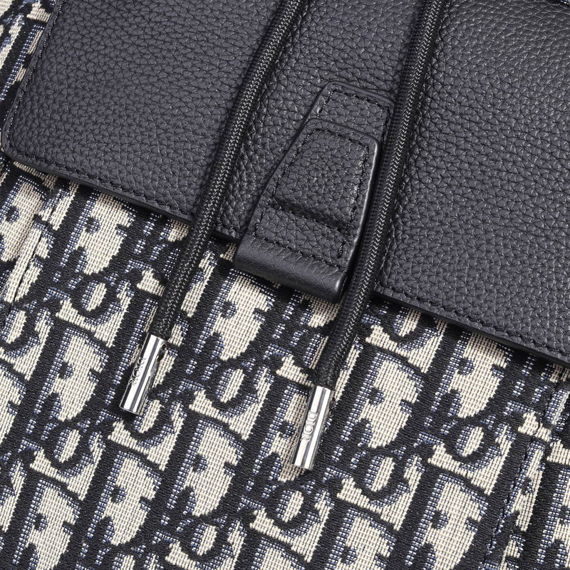 Handle and strap detail of premium everyday-luxe women's handbag – women's luxury accessory