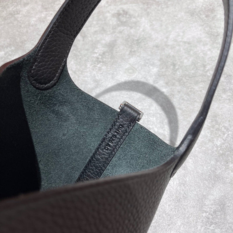 Streamlined handbag styled for everyday wear