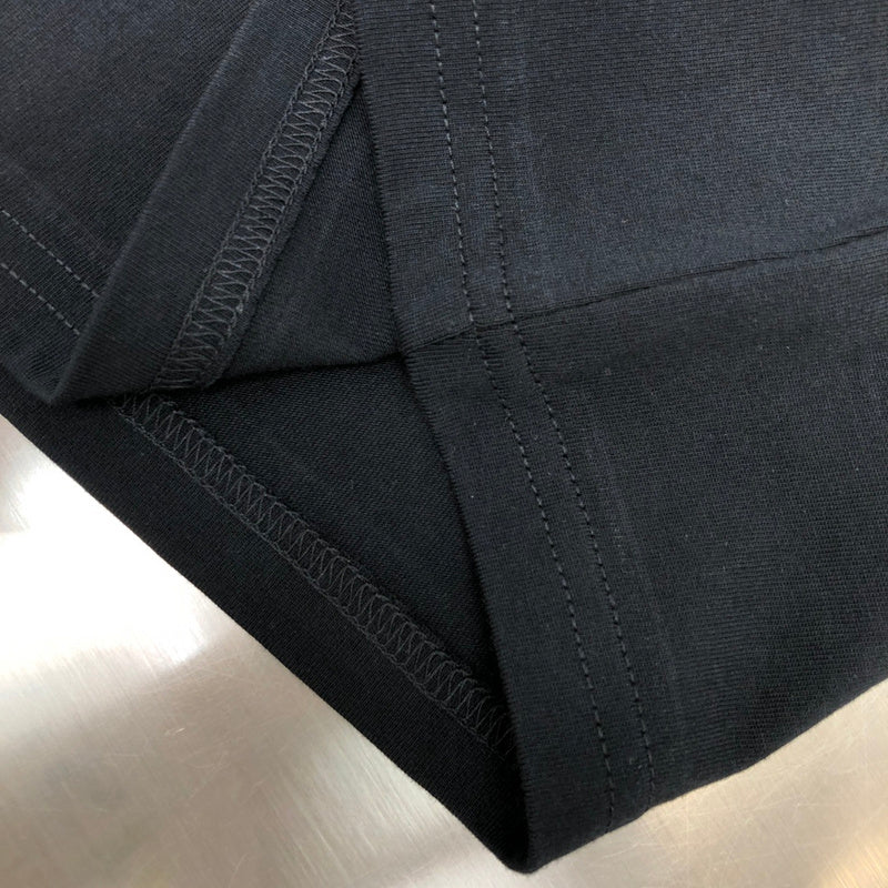 Full styled look of Louis Vuitton cotton t-shirt with logo-detail design