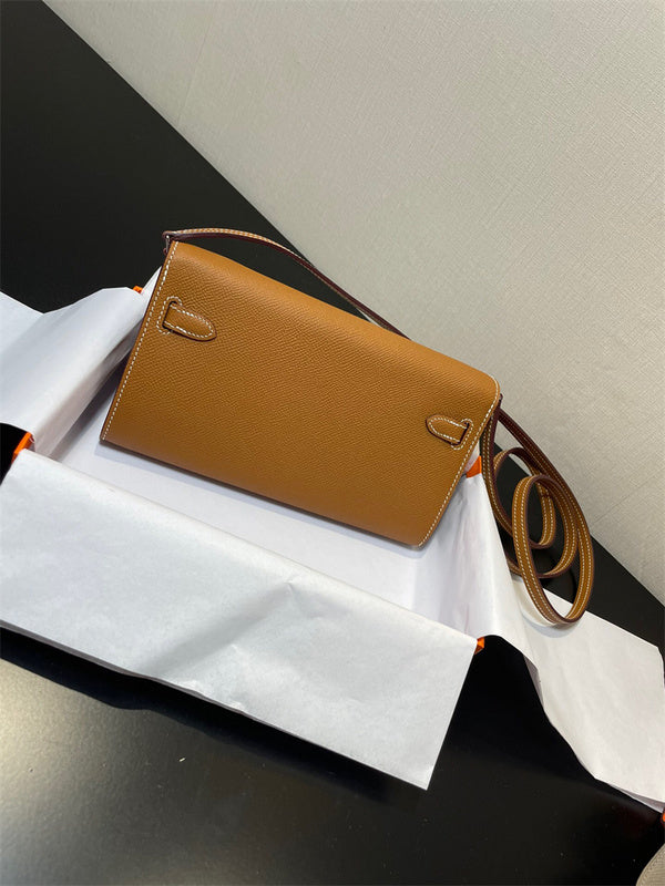  clean-lined carryall bag detail view showing craftsmanship 20