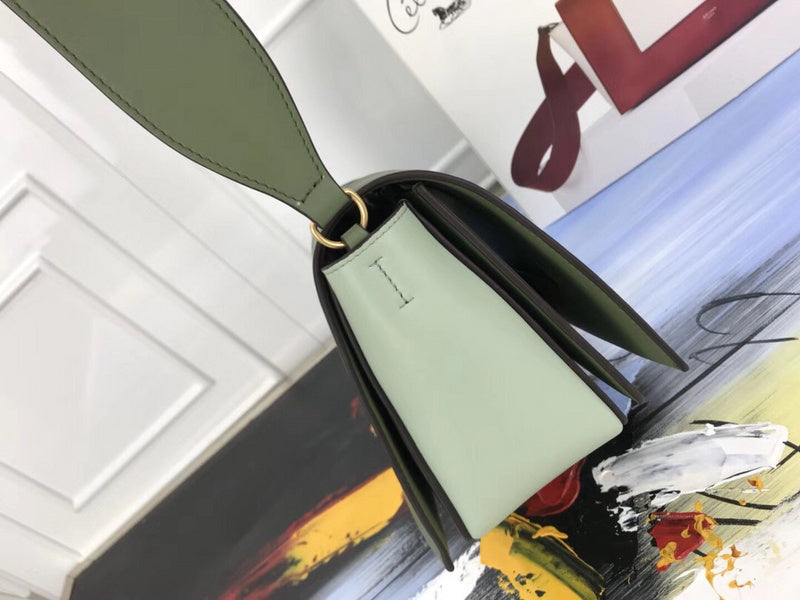Styled lifestyle shot of chic everyday-luxe women's handbag – women's premium purse
