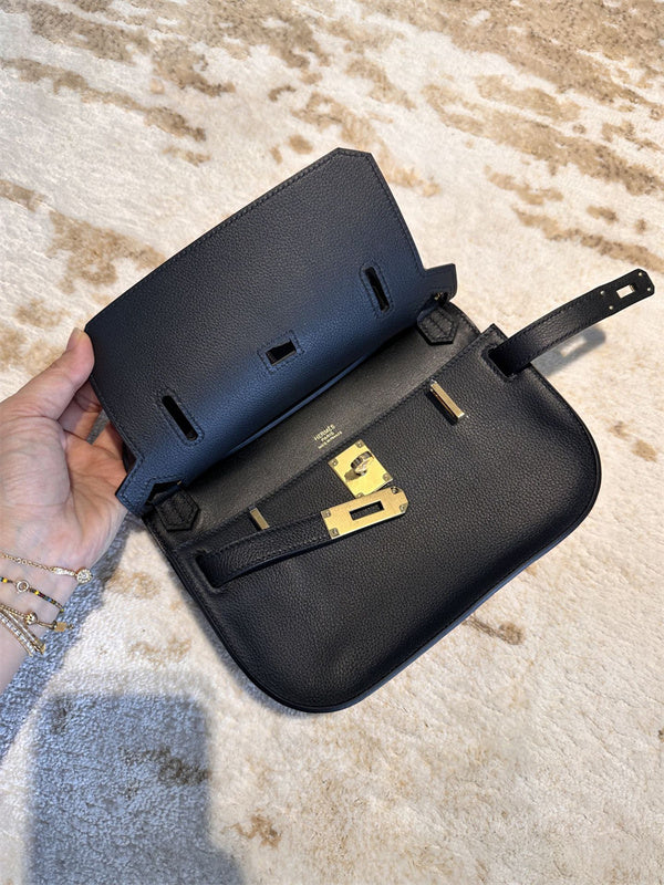  contemporary shopper bag styled with outfit