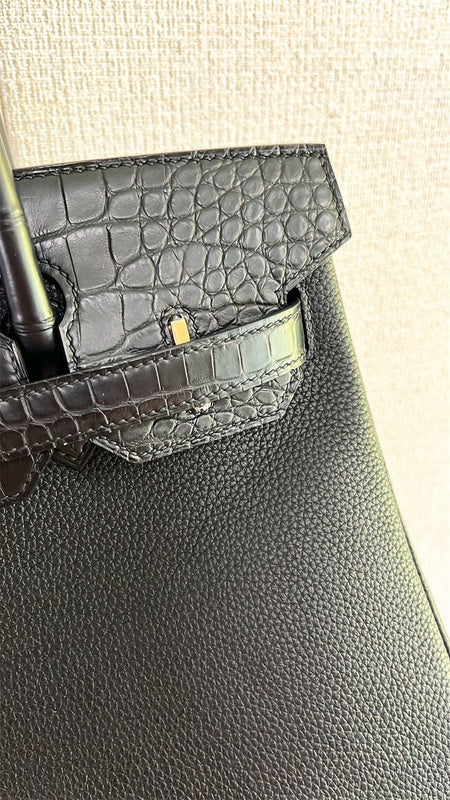 essential everyday bag detail view showing craftsmanship 8