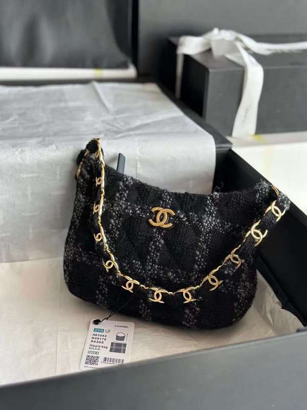 Zivas Charm Signature Style Everyday Handbag (Elevated Daily Companion) – Detail View
