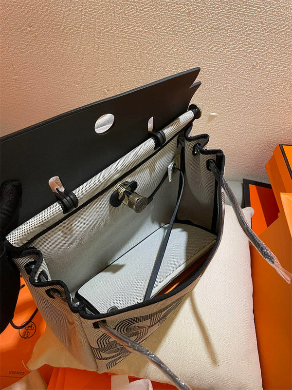  shopper bag interior and compartment view 9