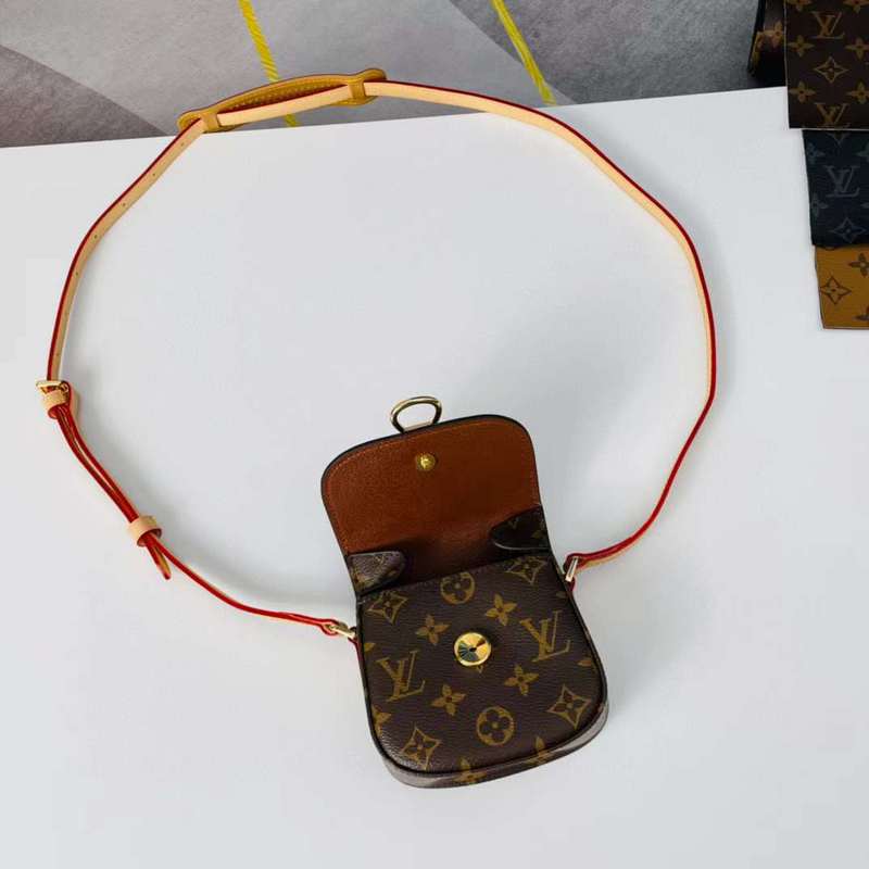 Handle and strap detail of sleek everyday-luxe women's handbag – women's statement bag