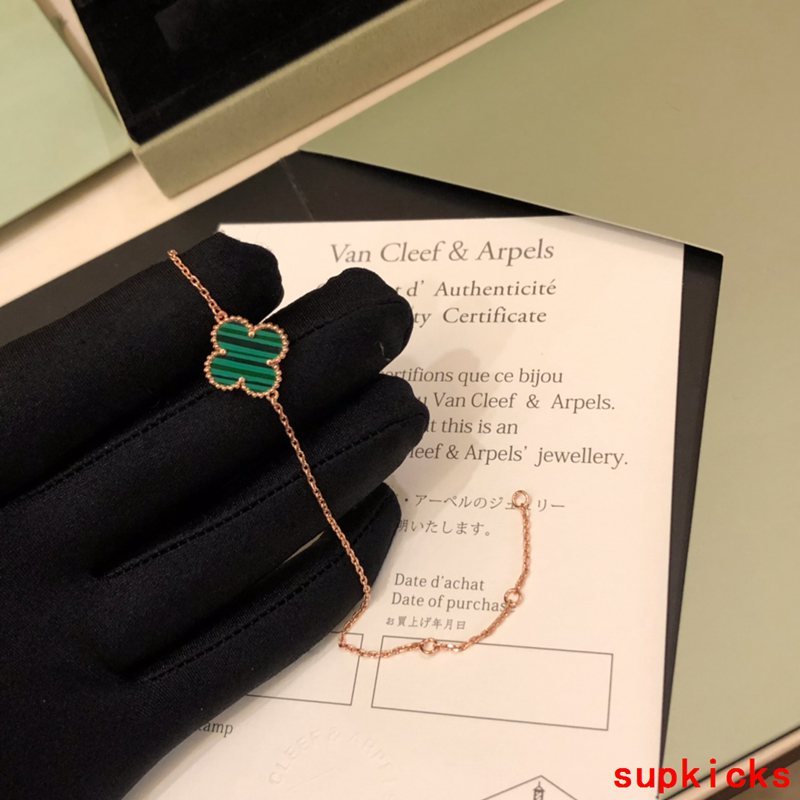 Side view of Van Cleef & Arpels unisex jewelry piece