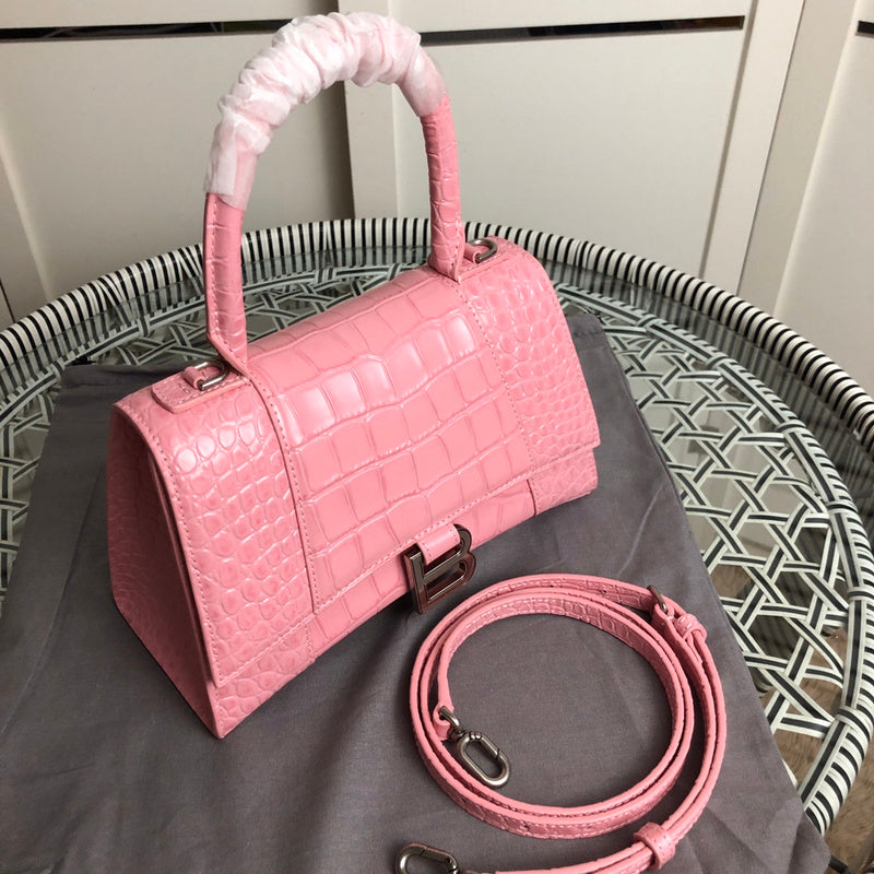 Handle and strap detail of modern premium women's handbag – women's statement bag