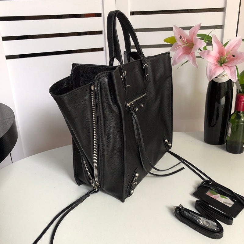 Handle and strap detail of refined polished women's handbag – women's premium purse