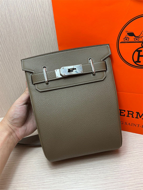 polished everyday bag detail view showing craftsmanship 14