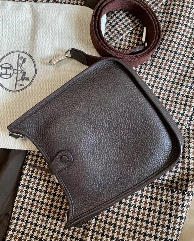  minimalist crossbody bag detail view showing craftsmanship 8