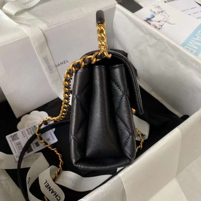 Zivas Charm Understated Luxury Luxury Handbag (Contemporary Shape Language) – Styled Look