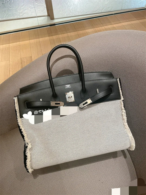 Fluid handbag styled for everyday wear
