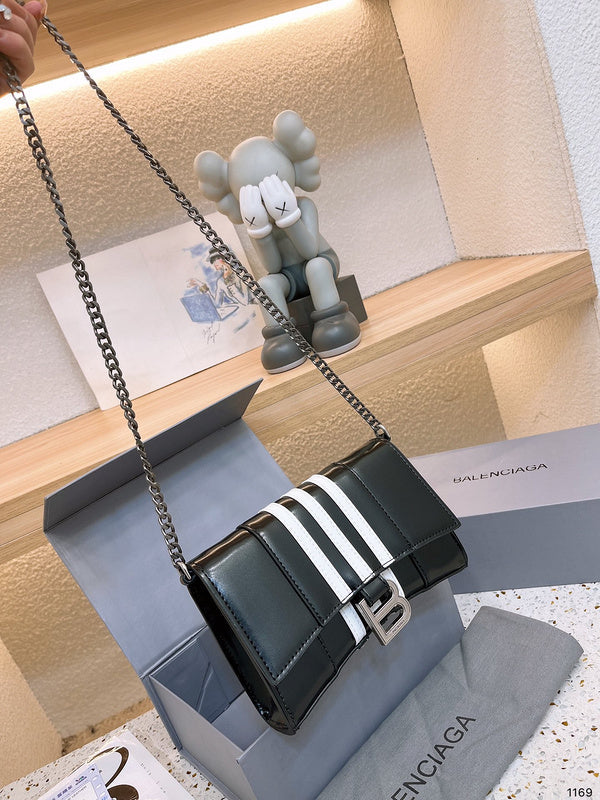 Ziva's Charm handbag – interior view (one versatile size)