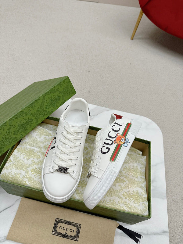 Gucci all-black luxury sneakers view 10 retro runner design