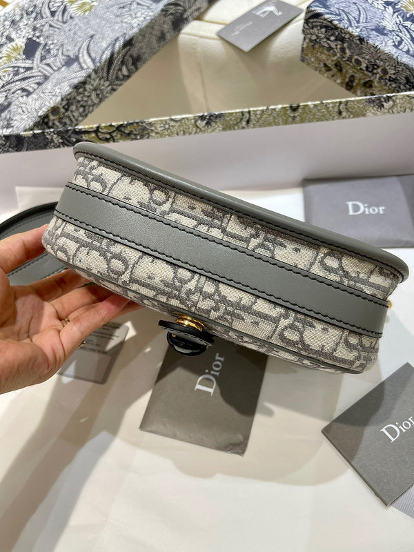 Handle and strap detail of classic sleek women's handbag – women's luxury handbag