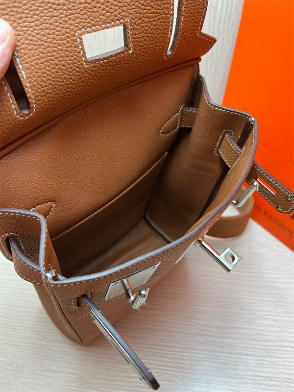  tote bag close-up of hardware and finish 17