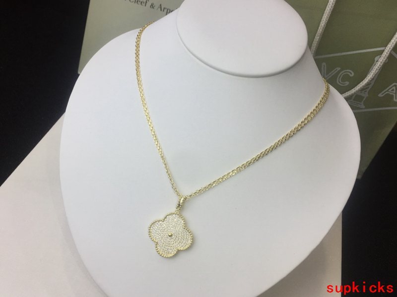 Front view of Van Cleef & Arpels unisex jewelry piece