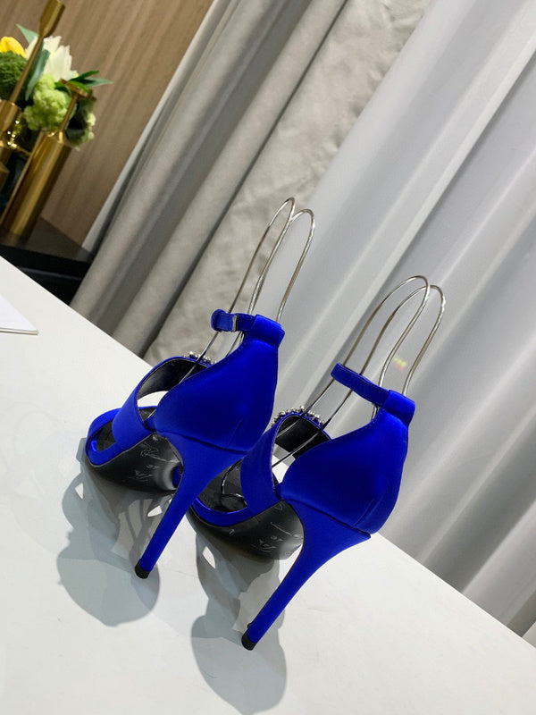 Three-quarter angle view of Louis Vuitton luxury piece style No.018
