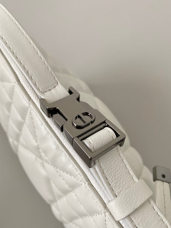 Handle and strap detail of elevated refined women's handbag – women's luxury handbag