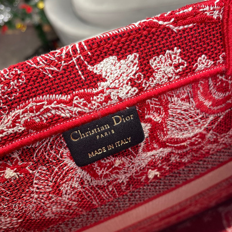 Close-up detail of structured chic women's handbag – women's premium purse