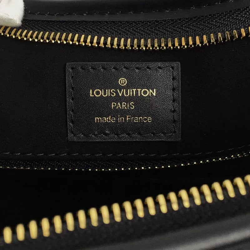 Handle and strap detail of chic premium women's handbag – women's premium purse