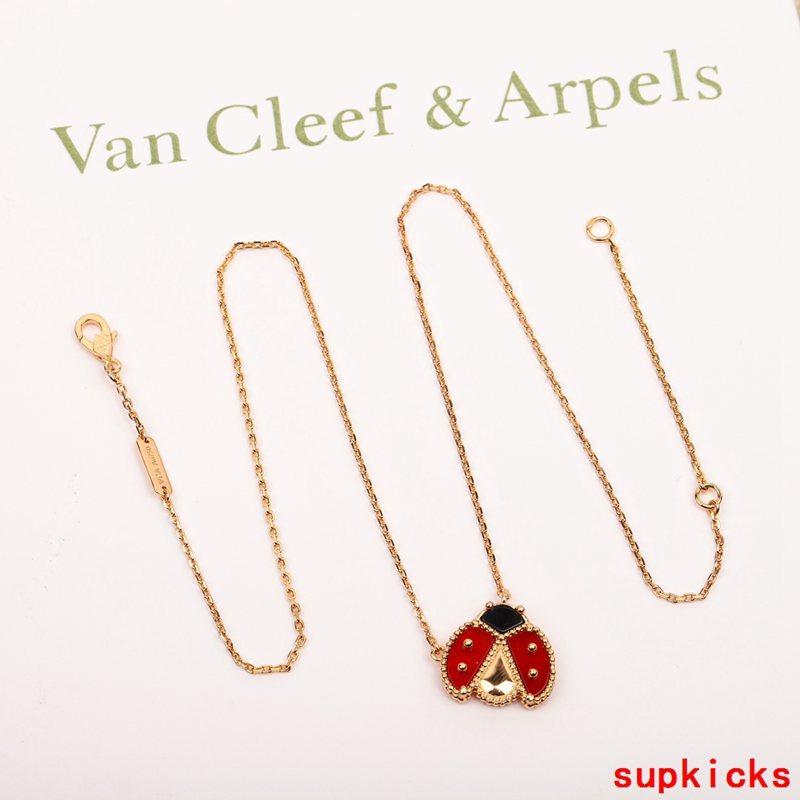 Front view of Van Cleef & Arpels unisex jewelry piece