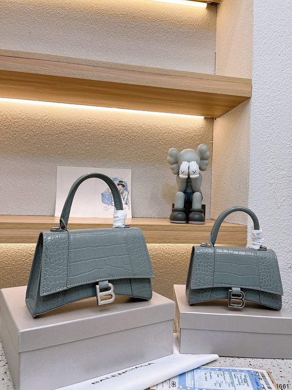 Ziva's Charm handbag – product shot (one versatile size)