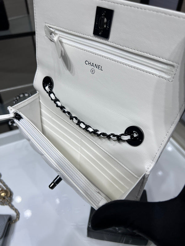 Zivas Charm Understated Luxury Designer Handbag (Modern Wardrobe Staple) – Detail View