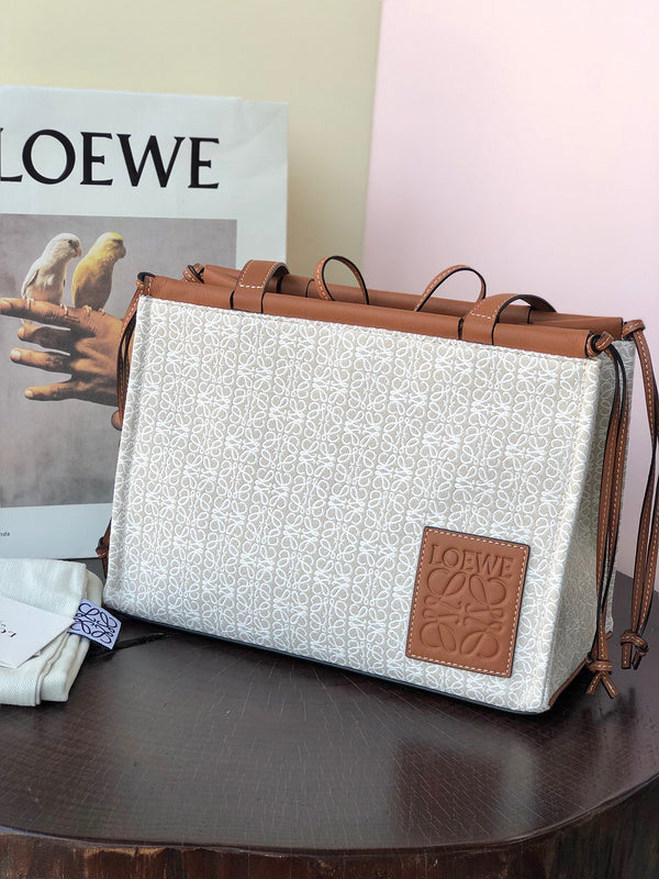 Ziva's Charm handbag – interior view (35cm*27cm*19cm)