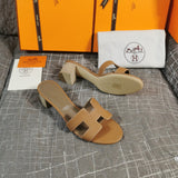 Hermès White Flat Thong Sandals - Heel Detail View