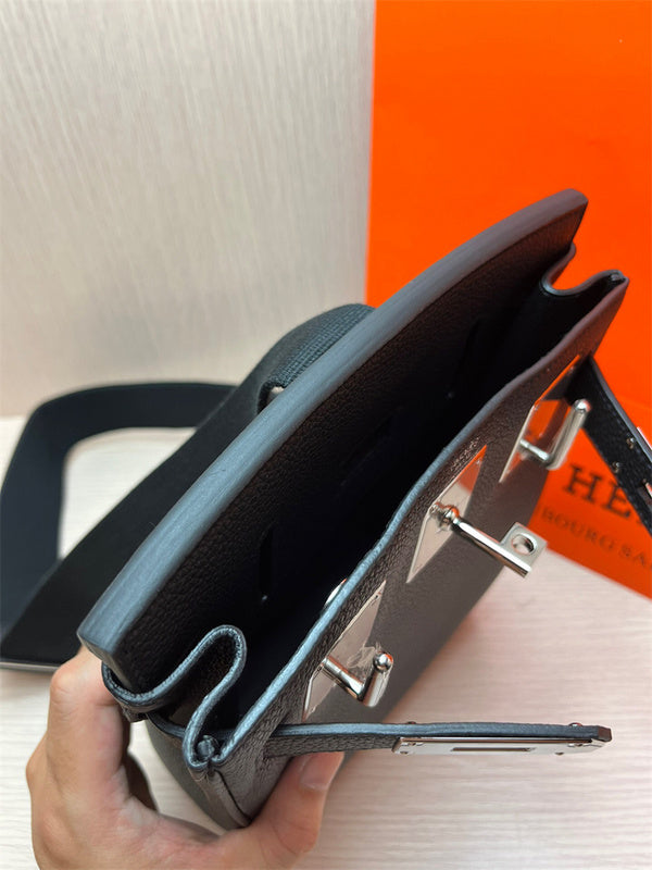  Essential tote bag carried on shoulder 10