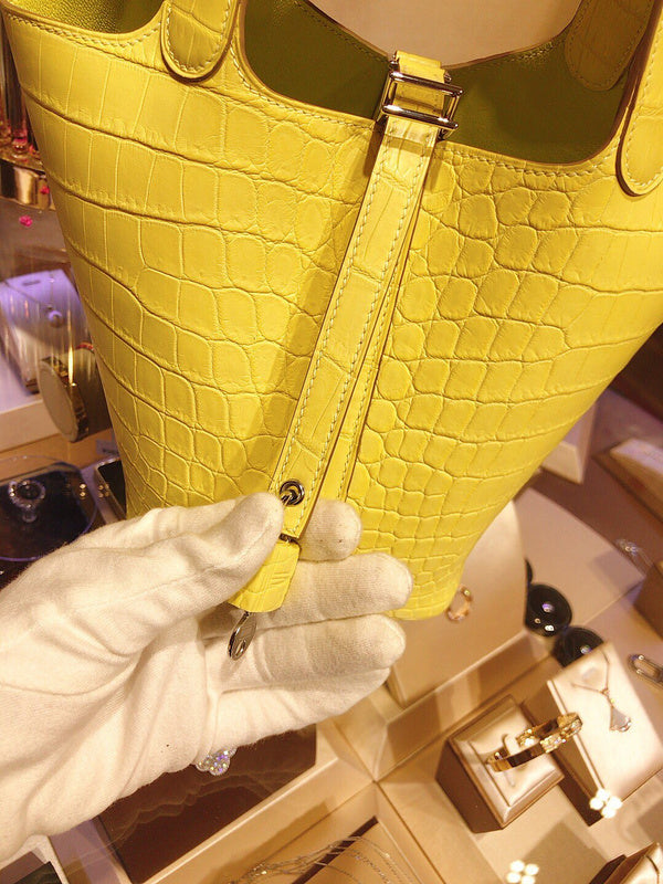  chic carryall bag detail view showing craftsmanship 8