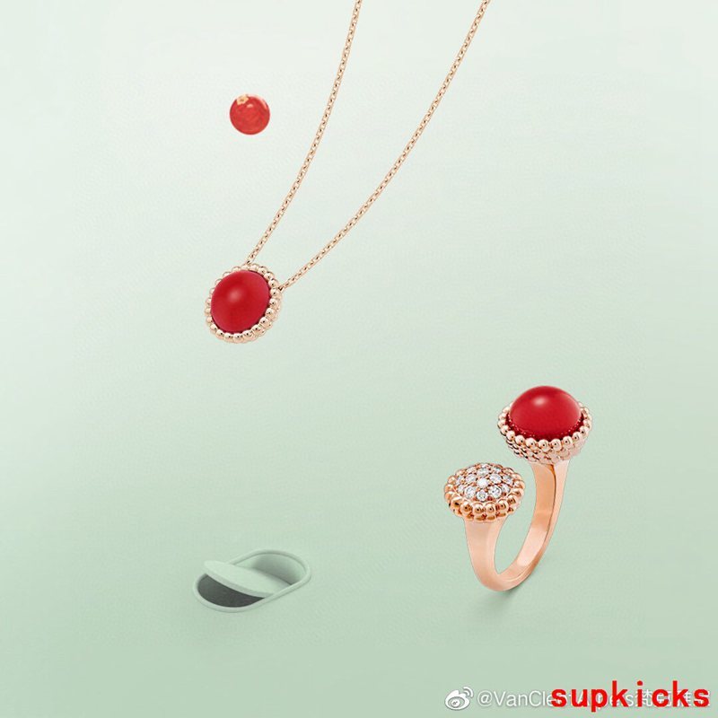 Front view of Van Cleef & Arpels unisex jewelry piece