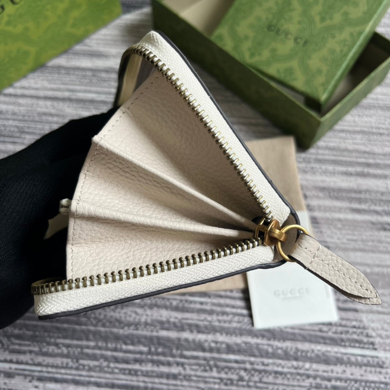 Close-up detail of modern structured women's handbag – women's designer-style accessory